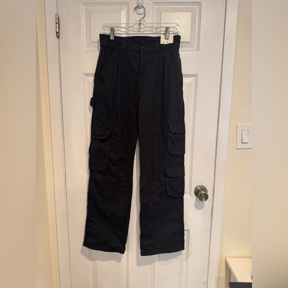 Abercrombie Women's Relaxed Cargo Pant. New, tags on. 

Color: BLACK - Picture 5 of 7